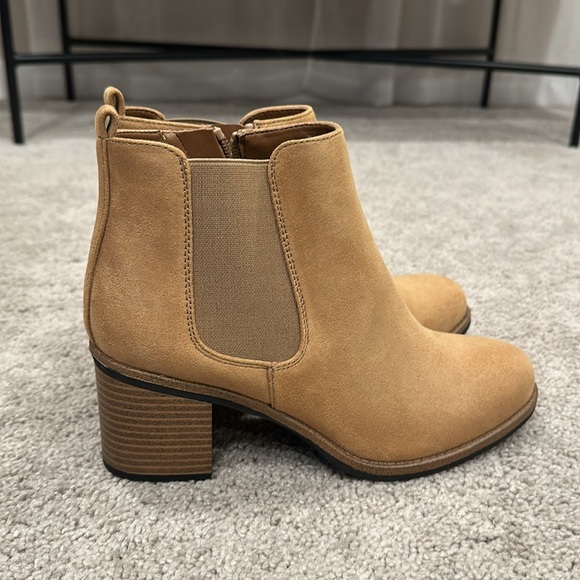 White Mountain Camal Brown Suede Chelsea Heeled Boots (8) - Picture 5 of 8